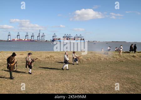 Harwich, Regno Unito. 08th Ott 2022. Il 17th° Harwich International Shanty Festival si svolge questo fine settimana. Il festival celebra il passato marittimo di Harwich con artisti provenienti dall'estero a partecipare. Il festival presenta anche rievocazioni di battaglie e battaglie sulla spiaggia. Credit: Eastern views/Alamy Live News Foto Stock