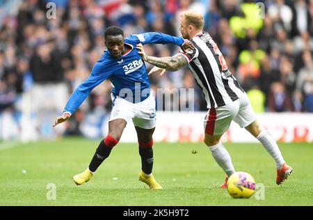 Glasgow, 8th ottobre 2022. Fashion Sakala di Rangers e Richard Tait di St Mirren durante la partita Cinch Premiership all'Ibrox Stadium, Glasgow. Il credito dell'immagine dovrebbe essere: Neil Hanna / Sportimage Credit: Sportimage/Alamy Live News Foto Stock