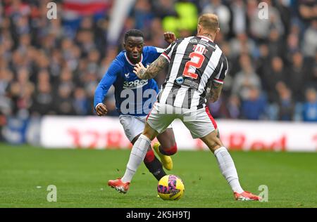 Glasgow, 8th ottobre 2022. Fashion Sakala di Rangers e Richard Tait di St Mirren durante la partita Cinch Premiership all'Ibrox Stadium, Glasgow. Il credito dell'immagine dovrebbe essere: Neil Hanna / Sportimage Credit: Sportimage/Alamy Live News Foto Stock