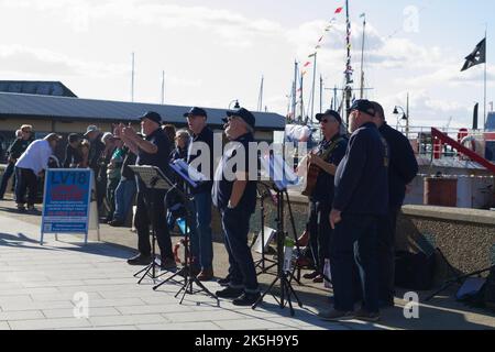 Harwich, Regno Unito. 08th Ott 2022. Il 17th° Harwich International Shanty Festival si svolge questo fine settimana. Il festival celebra il passato marittimo di Harwich con artisti provenienti dall'estero a partecipare. Il Pot of Gold Shanty Crew si esibirà lungo il lungomare. Credit: Eastern views/Alamy Live News Foto Stock