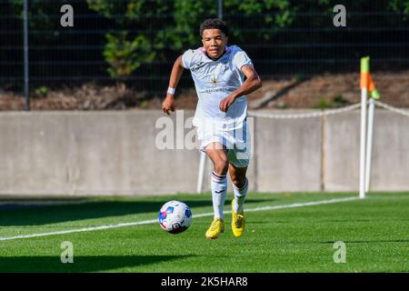 Swansea, Galles. 8 ottobre 2022. Kyrell Wilson di Swansea City in azione durante la partita della Professional Development League Cup tra Swansea City Under 18 e Exeter City Under 18 alla Swansea City Academy di Swansea, Galles, Regno Unito, il 8 ottobre 2022. Credit: Duncan Thomas/Majestic Media. Credit: Majestic Media Ltd/Alamy Live News Foto Stock