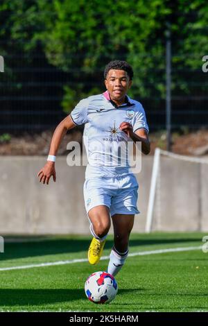 Swansea, Galles. 8 ottobre 2022. Kyrell Wilson di Swansea City in azione durante la partita della Professional Development League Cup tra Swansea City Under 18 e Exeter City Under 18 alla Swansea City Academy di Swansea, Galles, Regno Unito, il 8 ottobre 2022. Credit: Duncan Thomas/Majestic Media. Credit: Majestic Media Ltd/Alamy Live News Foto Stock