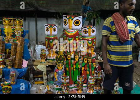 Venditore stradale che vende articoli decorativi in bancarelle temporanee pavimentazione Foto Stock