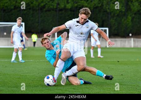 Swansea, Galles. 8 ottobre 2022. Iwan Morgan di Swansea City è affrontata da Jake Richards di Exeter City durante il gioco della Coppa della Lega di sviluppo professionale tra Swansea City Under 18 e Exeter City Under 18 alla Swansea City Academy di Swansea, Galles, Regno Unito, il 8 ottobre 2022. Credit: Duncan Thomas/Majestic Media. Credit: Majestic Media Ltd/Alamy Live News Foto Stock