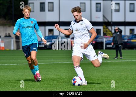 Swansea, Galles. 8 ottobre 2022. Iwan Morgan di Swansea City sotto la pressione di Alfie Clark di Exeter City durante la partita di Coppa della Lega di sviluppo professionale tra Swansea City Under 18 e Exeter City Under 18 alla Swansea City Academy di Swansea, Galles, Regno Unito, il 8 ottobre 2022. Credit: Duncan Thomas/Majestic Media. Credit: Majestic Media Ltd/Alamy Live News Foto Stock