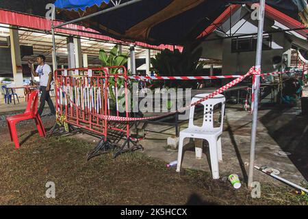 La cucina all'aperto dove è iniziato il massacro è cordonata con un nastro di polizia. Le conseguenze di un attacco di armi e coltelli da parte di un ex poliziotto che ha avuto inizio in un vivaio nel distretto di Na Klang, provincia di Nong Bua Lamphu, Thailandia nord-orientale. Questo massacro si è concluso con 38 morti, di cui 24 bambini. L'assassino è stato identificato come l'ex poliziotto Panya Khamrab, che si è suicidato a casa sua dopo aver ucciso sua moglie, suo figlio e altri due parenti lo stesso giorno. Foto Stock