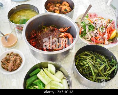 Myanmar tradizionale pesce curry ricette a Chaugtha spiaggia. Menu delizioso. Foto Stock