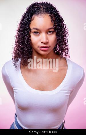 Headshot di una giovane attrice nera su sfondo rosa Foto Stock