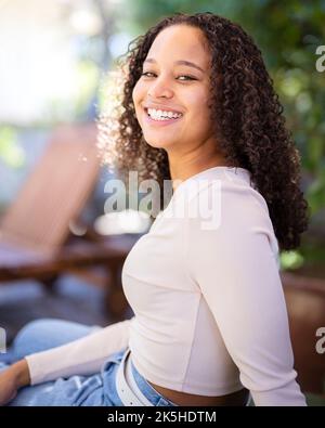 Headshot di una giovane attrice nera su sfondo rosa Foto Stock