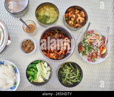 Myanmar tradizionale pesce curry ricette a Chaugtha spiaggia. Menu come masala di granchio, insalata di calamari, curry di gamberi, pasta di ngapi, zuppa di zucca, Ecc. Tabella t Foto Stock