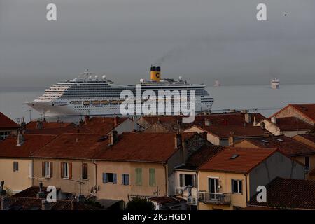 Marsiglia, Francia. 7th Ott 2022. Le navi da crociera Costa Fortuna (L), MSC magnifica (R) e Costa Firenze (C) arrivano al porto mediterraneo francese di Marsiglia. (Credit Image: © Gerard Bottino/SOPA Images via ZUMA Press Wire) Foto Stock