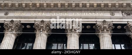 Primo piano sull'iscrizione sulla facciata della Borsa di New York a Wall Street Foto Stock