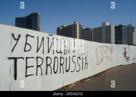 Tel Aviv, Israele - 15th settembre 2022: Un graffito anti-russo scritto su una recinzione a Tel Aviv, Israele. Alcuni hotel sono sullo sfondo. Foto Stock