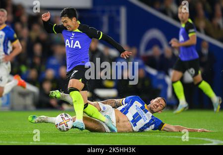 Brighton, East Sussex, Regno Unito. 08 Ott 2022 - Brighton and Hove Albion v Tottenham Hotspur - Premier League - Amex Stadium Tottenham's Heung-min Son è affrontato da Lewis Dunk durante la partita della Premier League contro Brighton. Foto : Mark Pain / Alamy Live News Foto Stock