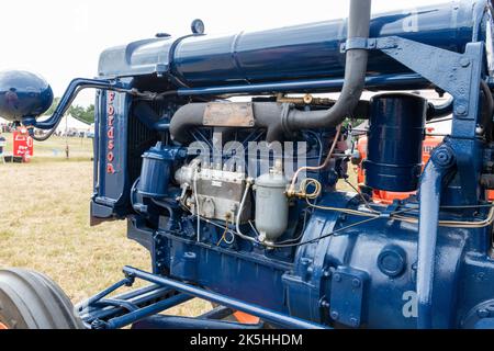 Ilminster.Somerset.United Kingdom.August 21st 2022.A restaurato 1948 Fordson Major E27N è in mostra ad un evento di Yesterdays Farming Foto Stock