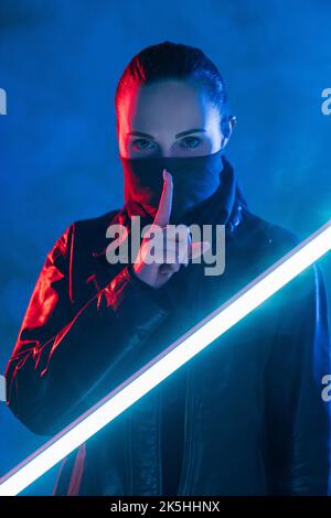 cyberpunk spia apocalittico guerra donna assassin hush Foto Stock