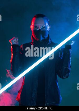 cyborg al neon, ragazza arrabbiata in strada cyborg cyber punk Foto Stock