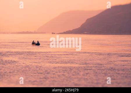 Paesaggio tramonto sul Danubio con barca e pescatori, Serbia Foto Stock