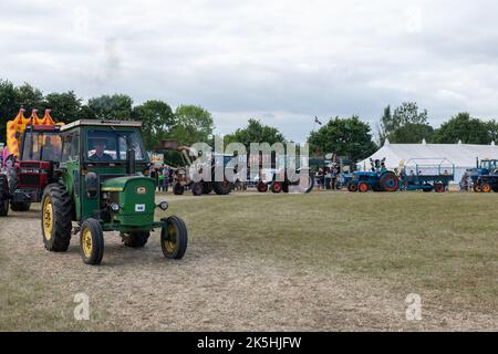 Ilminster.Somerset.United Kingdom.August 21st 2022.A Yesterdays Farming si Sta guidando Un trattore John Deere 1020 Foto Stock