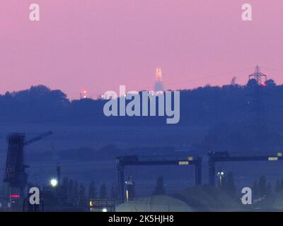 Minster on Sea, Kent, Regno Unito. 8th Ott 2022. UK Weather: Un tramonto rosso di ottobre visto da Minster on Sea, Kent questa vigilia. La punta dello Shard a Londra si trova a circa 40 km di distanza. Credit: James Bell/Alamy Live News Foto Stock