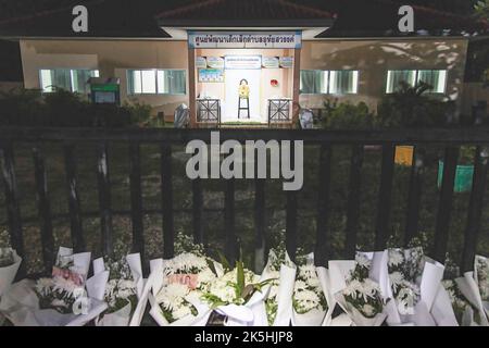 Nong Bua Lamphu, Thailandia. 7th Ott 2022. La stanza dei bambini del distretto di Uthai Sawan, dove si è svolto il massacro, è raffigurata di notte. Le conseguenze di un attacco di armi e coltelli da parte di un ex poliziotto che ha avuto inizio in un vivaio nel distretto di Na Klang, provincia di Nong Bua Lamphu, Thailandia nord-orientale. Questo massacro si è concluso con 38 morti, di cui 24 bambini. L'assassino è stato identificato come l'ex poliziotto Panya Khamrab, che si è suicidato a casa sua dopo aver ucciso sua moglie, suo figlio e altri due parenti lo stesso giorno. (Credit Image: © Varuth Pongsapipatt/SOPA Images via ZUMA Press Wir Foto Stock