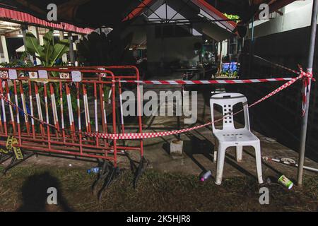 Nong Bua Lamphu, Thailandia. 7th Ott 2022. La cucina all'aperto dove è iniziato il massacro è cordonata con un nastro di polizia. Le conseguenze di un attacco di armi e coltelli da parte di un ex poliziotto che ha avuto inizio in un vivaio nel distretto di Na Klang, provincia di Nong Bua Lamphu, Thailandia nord-orientale. Questo massacro si è concluso con 38 morti, di cui 24 bambini. L'assassino è stato identificato come l'ex poliziotto Panya Khamrab, che si è suicidato a casa sua dopo aver ucciso sua moglie, suo figlio e altri due parenti lo stesso giorno. (Credit Image: © Varuth Pongsapipatt/SOPA Images via ZUMA Press Wire) Foto Stock