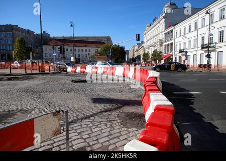 I ciottoli sono visti su una strada pre-guerra e le tracce del tram scoperti durante i lavori di costruzione su Piazza tre croci (Plac Trzech Krzyzy) di un nuovo tram Foto Stock