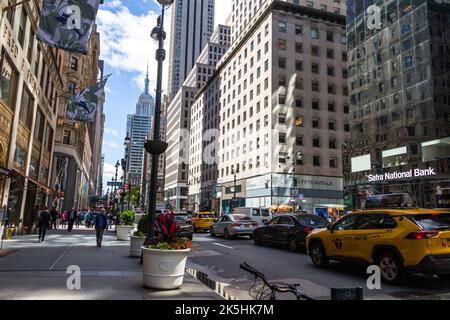 New york, Stati Uniti d'America - 16 maggio 2019: Strada larga trafficata nella città di New York, Stati Uniti Foto Stock