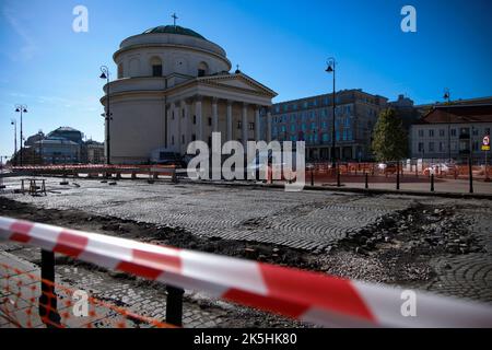 I ciottoli sono visti su una strada pre-guerra e le tracce del tram scoperti durante i lavori di costruzione su Piazza tre croci (Plac Trzech Krzyzy) di un nuovo tram Foto Stock