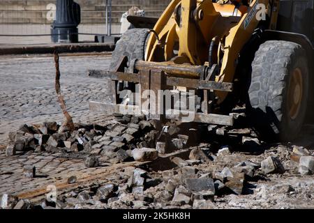 I ciottoli sono visti su una strada pre-guerra e le tracce del tram scoperti durante i lavori di costruzione su Piazza tre croci (Plac Trzech Krzyzy) di un nuovo tram Foto Stock