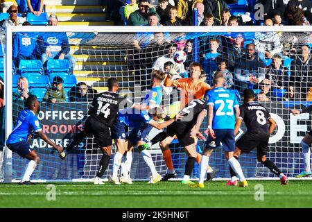 Peterborough, Regno Unito. 8th Ott 2022. Victor Adeboyejo (14 Burton Albion) segna durante la partita della Sky Bet League 1 tra Peterborough e Burton Albion a London Road, Peterborough sabato 8th ottobre 2022. (Credit: Kevin Hodgson | MI News) Credit: MI News & Sport /Alamy Live News Foto Stock