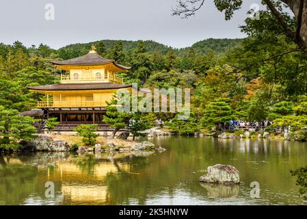 Il Tempio d'Oro, Kinkaku-ji, a Kyoto, Giappone. Foto Stock
