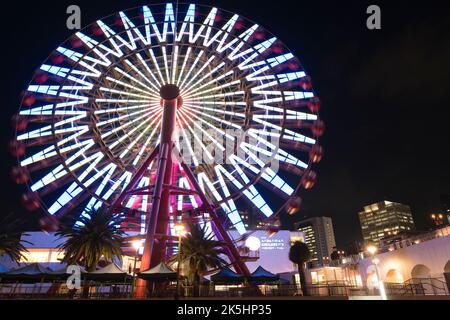 La ruota panoramica fuori dal Museo Anpanman per bambini di Harbourland, Kobe, Giappone Foto Stock