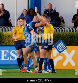 8th ottobre 2022; Royal Dublin Society Arena, Dublino, Irlanda; United Rugby Championships, Leinster contro Cell C Sharks; Rob Russell di Leinster segna una prova Foto Stock