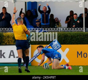 8th ottobre 2022; Royal Dublin Society Arena, Dublino, Irlanda; United Rugby Championships, Leinster contro Cell C Sharks; Rob Russell di Leinster segna una prova Foto Stock