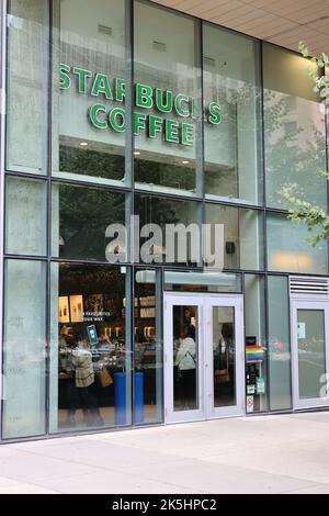 Un negozio Starbucks si trova nel centro di Toronto Foto Stock