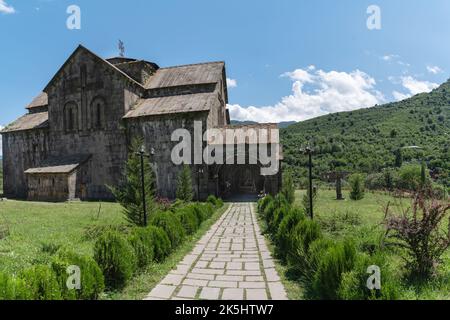 Antico monastero armeno di Akhtala nella parte settentrionale dell'Armenia. Foto Stock