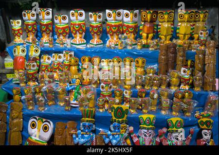 Venditore stradale che vende articoli decorativi in bancarelle temporanee pavimentazione Foto Stock