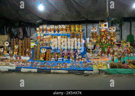 Venditore stradale che vende articoli decorativi in bancarelle temporanee pavimentazione Foto Stock