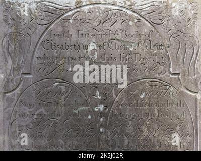 Antica lapide con scritte ricursive ornate incise, St James Church, Little Dalby, Leicestershire, Inghilterra, REGNO UNITO Foto Stock