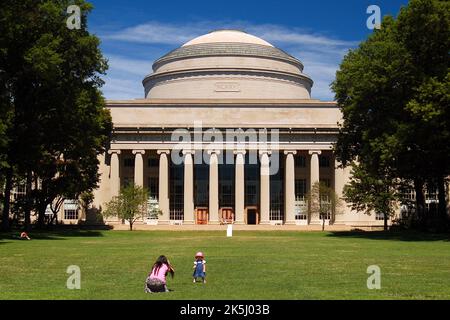 Una madre e una bambina si godono il loro tempo sul prato anteriore del Great Dome, nel campus del Massachusetts Institute of Technology (MIT) Foto Stock