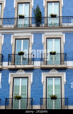 Edificio storico di Lisbona con facciata decorata con piastrelle blu classiche (azulejo) e balconi Foto Stock