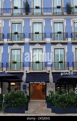 Lisbona, Portogallo - Settembre 2022: Edificio storico a Lisbona con facciata decorata con piastrelle classiche blu (azulejo) Foto Stock