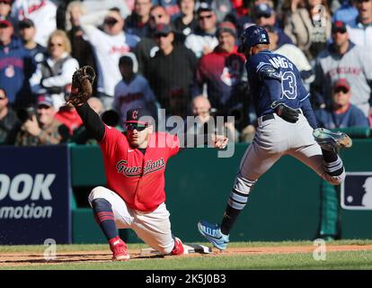 Cleveland, Stati Uniti. 08th Ott 2022. I Guardiani di Cleveland primo baseman Josh Naylor raggiunge per un tiro per mettere fuori i raggi della baia di Tampa Manuel Margot nel dodicesimo inning in un gioco della carta selvaggia della lega americana al campo progressivo a Cleveland, Ohio il sabato 8 ottobre 2022. Foto di Aaron Josefczyk/UPI. Credit: UPI/Alamy Live News Foto Stock