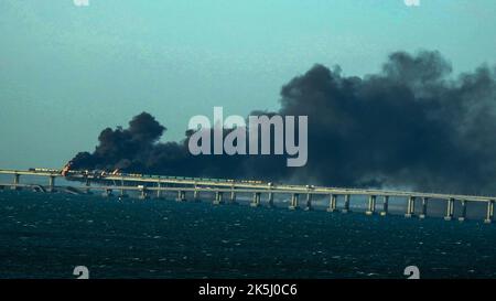 Crimea, Russia. 08th Ott 2022. Il fumo nero risplende da un incendio sul ponte Kerch che collega Crimea alla Russia, dopo che un camion è esploso, vicino Kerch, sabato 8 ottobre 2022. Mosca ha annunciato che un camion esplose accendendo un incendio enorme e danneggiando il ponte di Kerch chiave costruito come unico collegamento di terra della Russia con l'annessa Crimea. Foto di Vladimir Mordunov/UPI. Credit: UPI/Alamy Live News Foto Stock