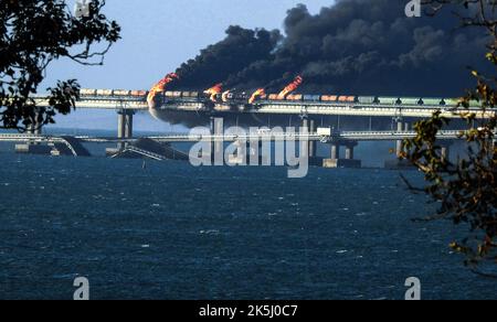 Crimea, Russia. 08th Ott 2022. Il fumo nero risplende da un incendio sul ponte Kerch che collega Crimea alla Russia, dopo che un camion è esploso, vicino Kerch, sabato 8 ottobre 2022. Mosca ha annunciato che un camion esplose accendendo un incendio enorme e danneggiando il ponte di Kerch chiave costruito come unico collegamento di terra della Russia con l'annessa Crimea. Foto di Vladimir Mordunov/UPI. Credit: UPI/Alamy Live News Foto Stock