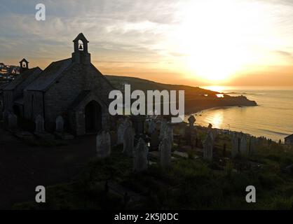 St Ives Barnod, cappella e cimitero, sulla spiaggia di Porthmeor, mare, Cornovaglia, Inghilterra, Regno Unito, TR26 1AB Foto Stock