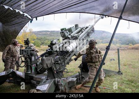 Paracadutisti dell'esercito degli Stati Uniti assegnati a Chaos Battery, 4th battaglione, 319th Airborne Field Artillery Regiment Fire un M777A2 come parte dell'esercizio Foch 22 il 7 2022 ottobre presso Plan De Canjuers Training Area, France Exercise Foch è un esercizio di artiglieria dal vivo condotto tra 4th battaglione, 319th Airborne Field Artillery Regiment, 173rd Brigata aerea e la francese 35e Régiment d'Artillerie Parachutiste presso Plan De Canjuers Training Area, Francia, con l'obiettivo di dimostrare letalità e interoperabilità tra unità di artiglieria aerea statunitensi e francesi. La Brigata aerea 173rd è la U. Foto Stock