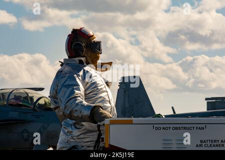 221008-N-JO823-1062 SEA OF JAPAN (OTT 8, 2022) Aviation Boatswain’s Mate (Handling) Airman Apprentice Jeoff Daniels, di Victorville, California, è presente come parte del team di crash and salvage durante le operazioni di volo a bordo dell'unica portaerei della Marina statunitense, USS Ronald Reagan (CVN 76), nel Mare del Giappone, ottobre 8. Ronald Reagan, il fiore all'occhiello del Carrier Strike Group 5, fornisce una forza pronta per il combattimento che protegge e difende gli Stati Uniti, e sostiene alleanze, partnership e interessi marittimi collettivi nella regione del Pacifico. (STATI UNITI Foto della Marina di Mass Co Foto Stock