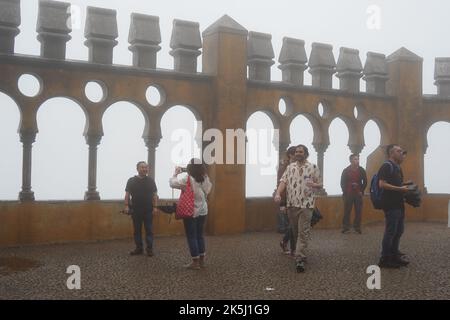 Sintra, Portogallo - 2022 settembre: La nebbia fitta copre Sintra Palace (Palacio Nacional da pena), Portogallo Foto Stock